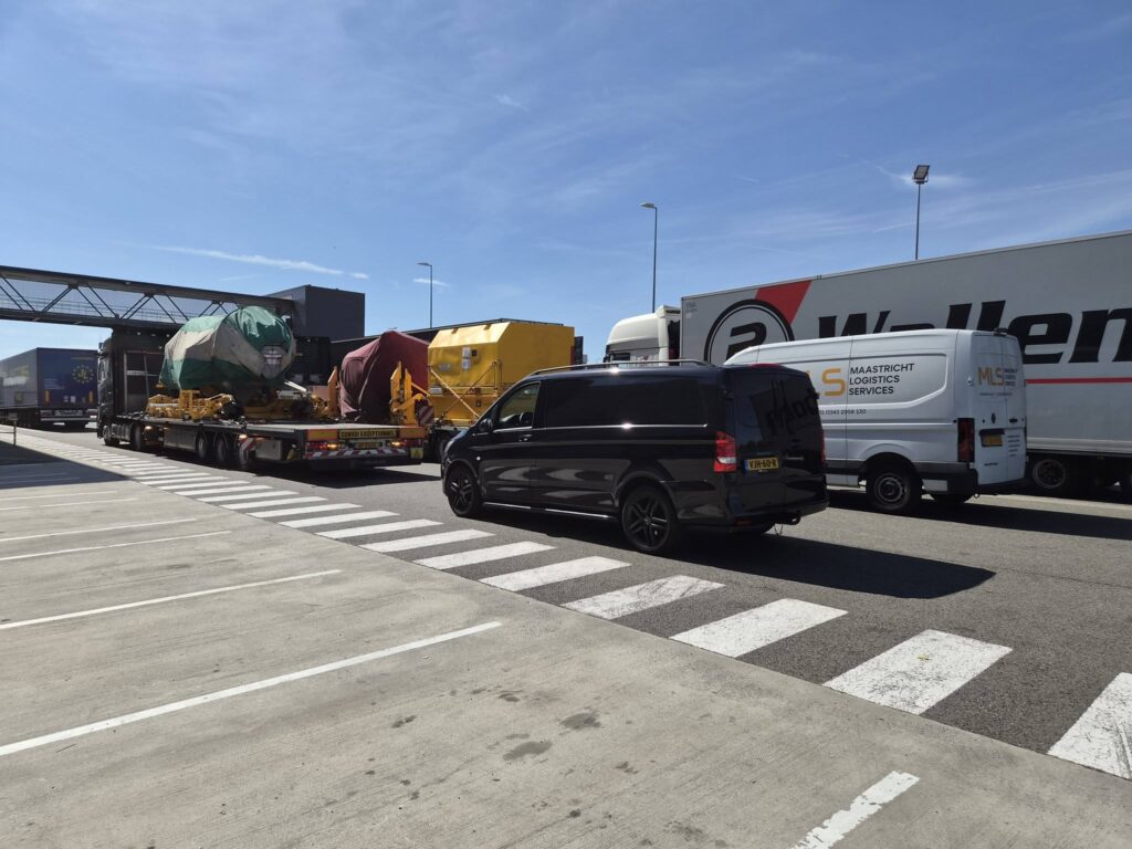 Bestelwagens en exceptioneel transport op een terrein