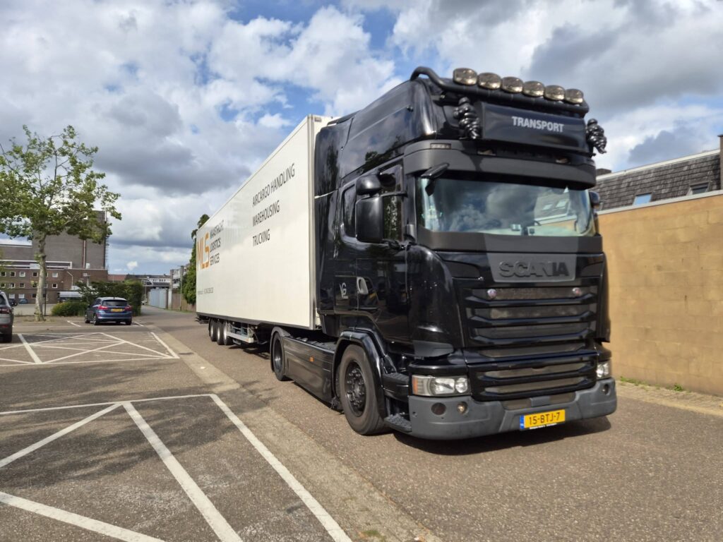Zwarte VG-trekker met oplegger