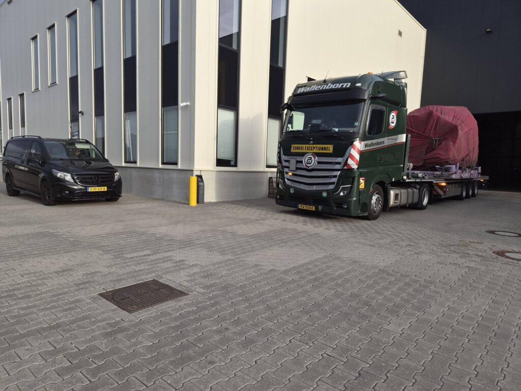 Exceptioneel transport met afgedekte lading op een dieplader