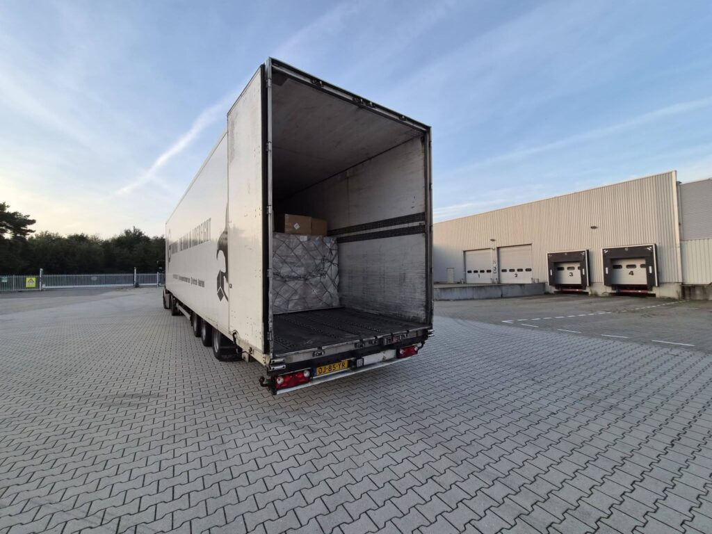 Gezekerde lading in een geopende VG-oplegger